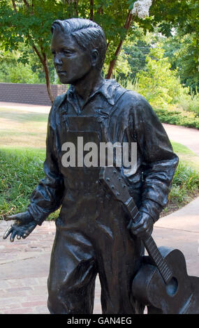 Bronze Statue Elvis bei 13 außerhalb Elvis Presley Geburtsort Haus Tupelo Mississippi USA Stockfoto