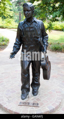 Bronze Statue Elvis bei 13 außerhalb Elvis Presley Geburtsort Haus Tupelo Mississippi USA Stockfoto