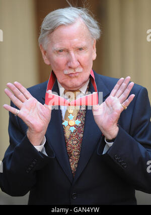 Der Schauspieler Leslie Phillips mit seinem CBE, das ihm von der britischen Königin Elizabeth II. Im Buckingham Palace, London, geschenkt wurde. Stockfoto