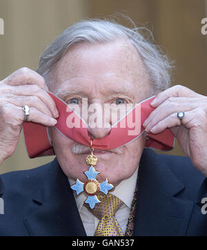 Der Schauspieler Leslie Phillips mit seinem CBE, das ihm von der britischen Königin Elizabeth II. Im Buckingham Palace, London, geschenkt wurde. Stockfoto