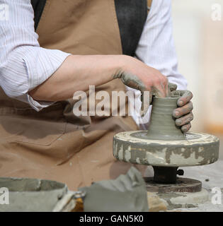 geschickter Handwerker Potter Gestaltung Ton zu einem handgemachten Topf Stockfoto