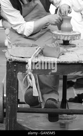 geschickter Handwerker Potter Gestaltung Ton zu einer schönen Vase Handarbeit Stockfoto