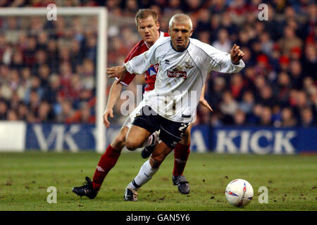 Fußball - Nationwide League Division One - Nottingham Forest / Derby County. Fabrizio Ravanelli von Derby County (vorne) wird von Jon Olav Hjelde von Nottingham Forest (hinten) beschattet Stockfoto