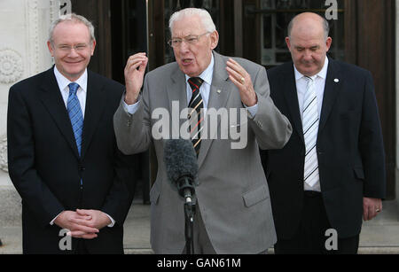 Von links nach rechts. Nordirland Vize-Premierminister Martin McGunness, der erste Minister Ian Paisley und der Parlamentspräsident Willie Hayes sprachen bei der Eröffnung der USNI-Investitionskonferenz im Stormont-Parlament in Belfast. Stockfoto