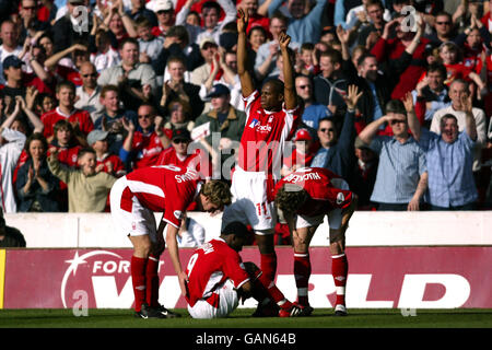 Gareth Williams (l) und Darren Huckerby (r) von Nottingham Forest prüfen den Zustand des verletzten David Johnson (unten c), während Marlon Harewood (oben c) versucht, die Aufmerksamkeit des Physios auf sich zu ziehen Stockfoto