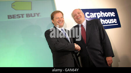 Charles Dunstone, Chief Executive von Carphone Warehouse (links), mit Bradbury H Anderson (rechts), Vice Chairman und Chief Executive Officer des US-amerikanischen Unternehmens Best Buy, auf einer Pressekonferenz in London. Stockfoto