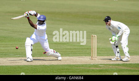 England Lions Schlagmann Michael Carberry im Einsatz mit Neuseelands Wicketkeeper Brendon McCullum während des Tour-Spiels im Rose Bowl in Southampton. Stockfoto