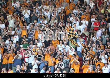 Fußball - Coca-Cola Football League Championship - Play Off Halbfinale - Erstes Bein - Watford gegen Hull City - Vicarage Road. Hull City Fans auf den Tribünen Stockfoto