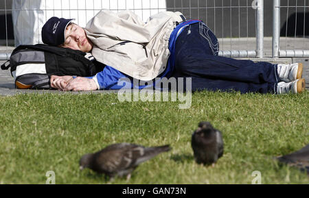 Ein Rangers-Fan schläft rau in Piccadilly Gardens, Manchester, wie die Stadt bereitet sich für rund 120,000 Rangers Fans, die erwartet werden, auf der Stadt für das UEFA-Cup-Finale, das morgen Abend stattfindet decend werden. Stockfoto