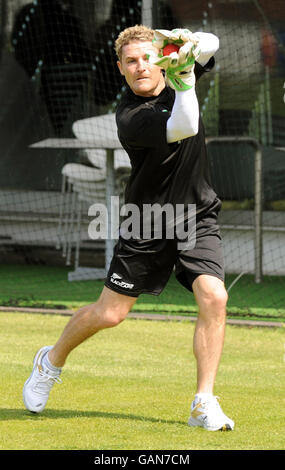 Der neuseeländische Wicketkeeper Brendon McCullum während einer Nets-Sitzung in Lord's, London. Stockfoto