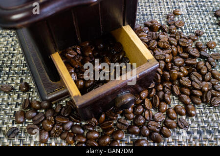 Altmodische Handmühle mit Kaffeebohnen. Stockfoto