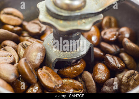 Altmodische Handmühle mit Kaffeebohnen. Stockfoto