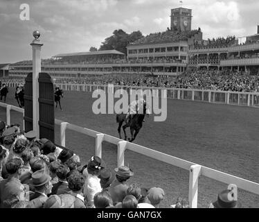 Pferderennen - Royal Ascot - Gold Vase Race - 1947. „Auralia“ gewinnt das Gold Vase Race. Stockfoto