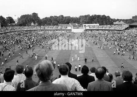 Vogelperspektive auf den Höhepunkt der Weltmeisterschaft, als Fans das Spielfeld nach Michael Holding's Wicket fiel einmarschieren, was Indien den Sieg über den Titelverteidiger West Indies bescherte. Stockfoto