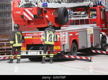 Italienische Feuerwehrauto vor dem brennenden Gebäude hochgezogen Stockfoto