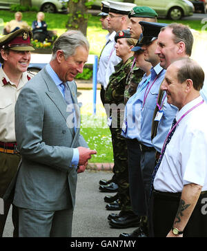 Der Prinz von Wales trifft im Royal Centre for Defence Medicine (RCDM) im Selly Oak Hospital in Birmingham militärisches und ziviles Krankenhauspersonal, das sich mit der Betreuung und Behandlung britischer Männer und Frauen aus der ganzen Welt beschäftigt. Stockfoto