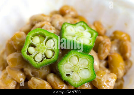 Nahaufnahme von Okra und fermentierten Sojabohnen bekannt als Natto in Japan. Japanische traditionelle Speisen aus Sojabohnen. Stockfoto