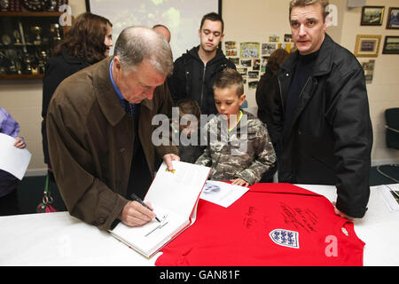 Fußball - McDonald's Community Fußballprogramm - Leighton United FC Fundraising und Eröffnung des neuen Clubhauses - Leighton Unite.... Sir Geoff Hurst gibt bei der Eröffnung des neuen Clubhauses Autogramme Stockfoto