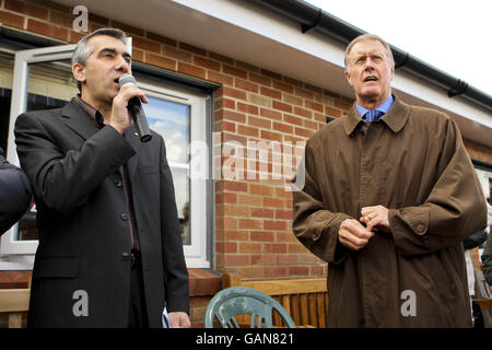 Fußball - McDonald's Community Fußballprogramm - Leighton United FC Fundraising und Eröffnung des neuen Clubhauses - Leighton Unite.... Sir Geoff Hurst und Franchisenehmer Ismail Anilmis bei der Eröffnung des neuen Clubhauses Stockfoto