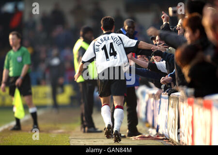 Fulham's Steed Malbranque feiert mit den Fans nach dem Scoring Ziel ausgleichen Stockfoto