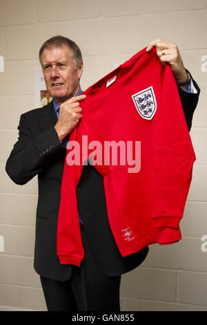 Sir Geoff Hurst hält ein signiertes England-Hemd während der Eröffnung des neuen Clubhauses Stockfoto