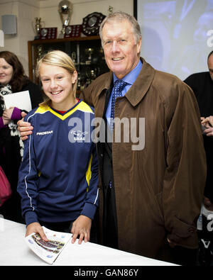 Sir Geoff Hurst mit einem jungen Leighton United-Spieler während der Spielzeit The Leighton United / Arsenal Ex Professional und Celebrity XI Übereinstimmung Stockfoto