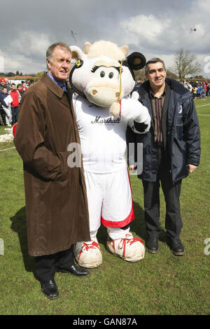 Sir Geoff Hurst und Franchisenehmer Ismail Anilmis mit dem Teammaskottchen während des Spiels Leighton United gegen Arsenal Ex Professional und Celebrity XI Stockfoto