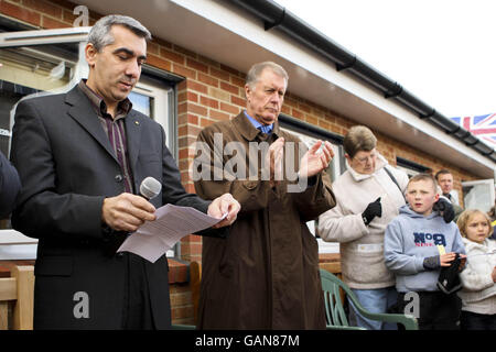 Sir Geoff Hurst und Franchisenehmer Ismail Anilmis während der Eröffnung Des neuen Clubhauses Stockfoto