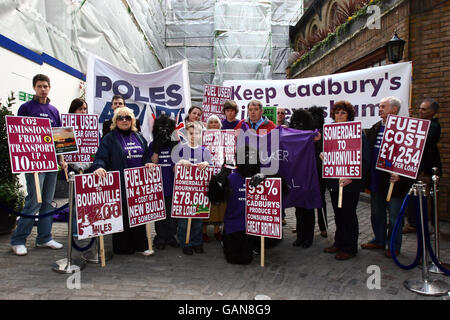 Arbeiter der Cadbury-Fabrik in Keynsham, in der Nähe von Bristol, protestieren bei den Cadbury Schweppes-Treffen in der Brauerei in der Chiswell Street, London, gegen die Schließung der Keynsham-Cadbury-Schweppes-Fabrik, die die Produktion nach Polen und Bournville verlagern soll. Stockfoto