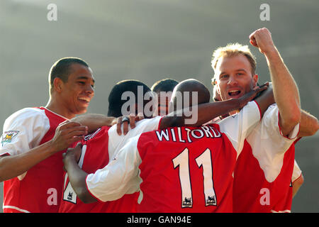 Dennis Bergkamp von Arsenal feiert mit Teamkollegen nach dem Tor Erstes Tor gegen Manchester City' Stockfoto