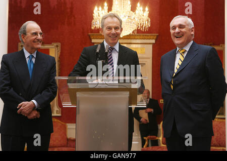 Der ehemalige britische Premierminister Tony Blair, Mitte, mit US-Senator George Mitchell, der linken und scheidenden irischen Premierministerin Bertie Ahern, rechts, während eines Treffens im Dublin Castle, das Teil einer Reihe von Veranstaltungen zum 10. Jahrestag des Karfreitagsabkommens ist. Stockfoto