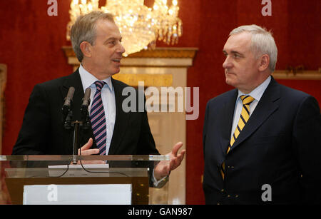 Der ehemalige britische Premierminister Tony Blair, links, mit dem scheidenden irischen Premierminister Bertie Ahern, rechts, während eines Treffens im Dublin Castle, das Teil einer Reihe von Veranstaltungen zum 10. Jahrestag des Karfreitagsabkommens ist. Stockfoto