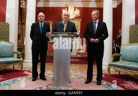 Der ehemalige britische Premierminister Tony Blair, rechts, mit US-Senator George Mitchell, der linke und scheidende irische Premierminister Bertie Ahern, Mitte, während eines Treffens im Dublin Castle, das Teil einer Reihe von Veranstaltungen zum 10. Jahrestag des Karfreitagsabkommens ist. Stockfoto