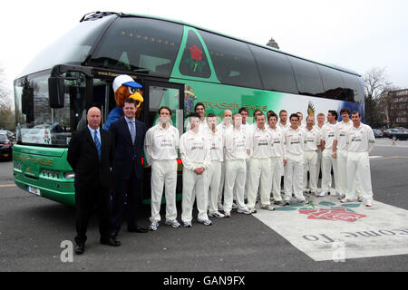 Cricket - Lancashire County Cricket Club - Photocall 2008 - Old Trafford. Lancashire posiert vor ihrem Teamtrainer Stockfoto