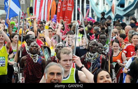 Die Masai Krieger Kenias überqueren die Tower Bridge während des London Marathon 2008. Stockfoto