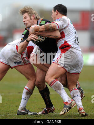 Bradford Bulls' Glenn Morrison wird von Hull KR Paul Cooke (links) und Ben Galea während des Engage Super League-Spiels im Craven Park, Hull, angegangen. Stockfoto