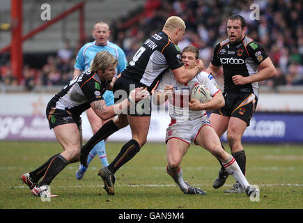 Glenn Morrison von Bradford Bulls (links) und Terry Newton bekämpfen den Peter Fox von Hull KR während des Engage Super League-Spiels in Craven Park, Hull. Stockfoto