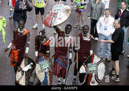 Flora London Marathon. Die Masai-Krieger Kenias am Ende des Flora London Marathon. Stockfoto