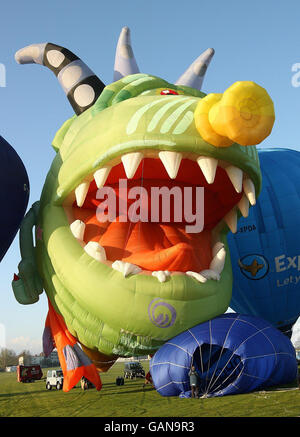 Heißluftballons werden vor dem London Marathon in London aufgeblasen. Stockfoto