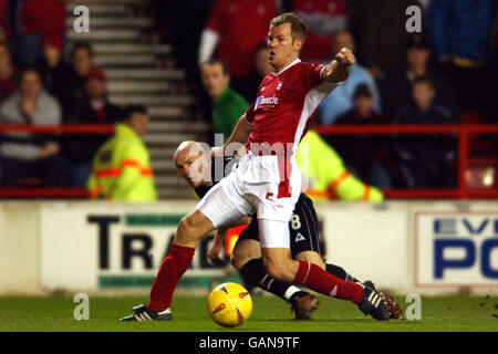 Fußball - Nationwide League Division One - Nottingham Forest / Crystal Palace. Jon-Olav Hjelde (r) von Nottingham Forest hält die Herausforderung von Andrew Johnson vom Crystal Palace ab Stockfoto