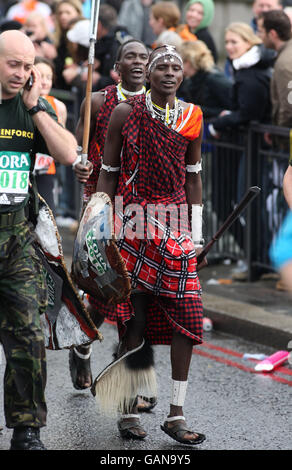 Masai-Krieger aus Tansania nehmen am London Marathon Teil Stockfoto