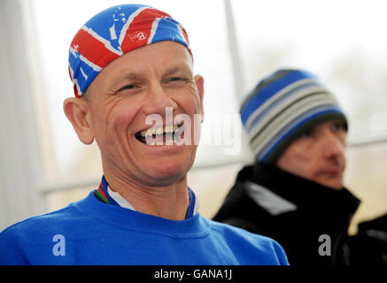 Der blinde Läufer Dave Heeley, 50, beendete seine epischen sieben Marathons in sieben Tagen auf sieben Kontinenten nach dem London Marathon 2008. Er wurde von seinem sehenden Führer, Malcolm Carr, begleitet (rechts). Stockfoto