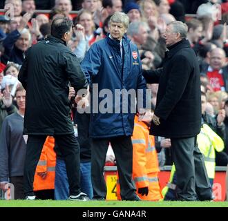 Manchester United Manager Sir Alex Ferguson (r) und sein Assistent Carlos Queiroz (l) schüttelt die Hände nach Arsenal Manager Arsene Wenger Die letzte Pfeife Stockfoto