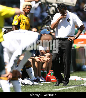 LA Galaxy-Manager Rudd Gullitt zeigt seine Dejection, als David Beckham und Abel Xavier während des Major League Soccer-Spiels im Home Depot Center in Carson, Los Angeles, USA, aufschauen. Stockfoto