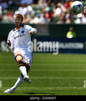 LA Galaxy's David Beckham nimmt einen Freistoß während des Major League Soccer Spiels im Home Depot Center in Carson, Los Angeles, USA. Stockfoto