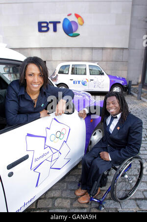 Doppel-Olympiasiegerin, Dame Kelly Holmes und Ade Adepitan, Rollstuhlbasketballstar in speziell angefertigten Londoner Taxis vor dem BT Centre, London für die Ankündigung von BT's Team von London 2012 Ambassadors. Stockfoto