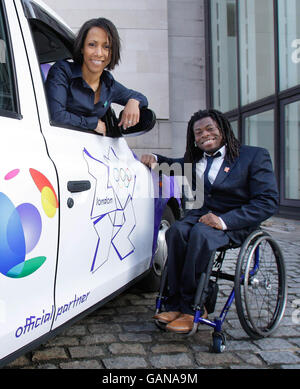 Doppel-Olympiasiegerin, Dame Kelly Holmes und Ade Adepitan, Rollstuhlbasketballstar in speziell angefertigten Londoner Taxis vor dem BT Centre, London für die Ankündigung von BT's Team von London 2012 Ambassadors. Stockfoto