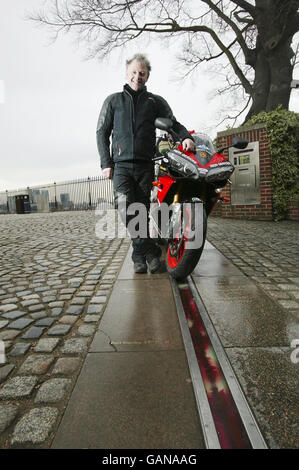 Weltrekordbrecher Nick Sanders bereitet sich auf den Start von der Meridian Time Line in Greenwich, London, vor, während er sich auf die härteste Motorradreise begibt, die man kennt. Stockfoto