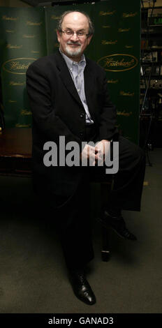 Salman Rushdie bei der Unterzeichnung seines Buches "The Enchantress of Florence" in Hatchard in Piccadilly, Central London. Bild Datum sollte lauten: Montag, 14. April 2008. Stockfoto