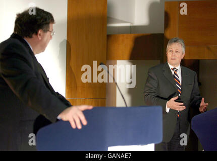 Der irische Finanzminister Brian Cowen (links) sprach am Montag, den 14. April 2008, mit dem neuen DUP-Chef Peter Robinson auf einer Konferenz im Hafengebiet von Belfast. Stockfoto